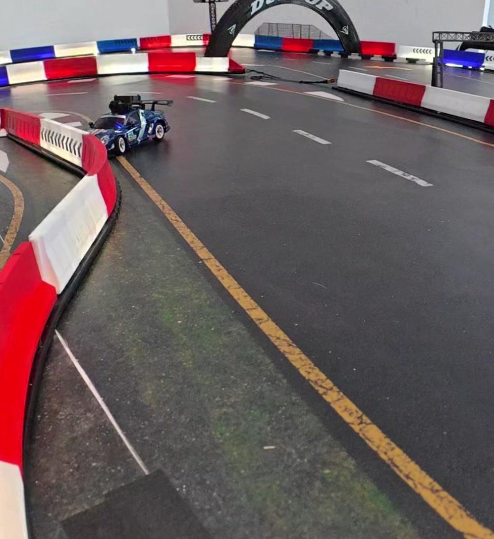 Coche tomando una curva del circuito